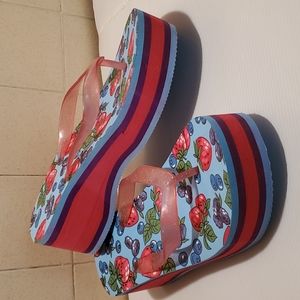 Berry Print flip flops tongs sandals Size M (7-8) strawberries blueberries New